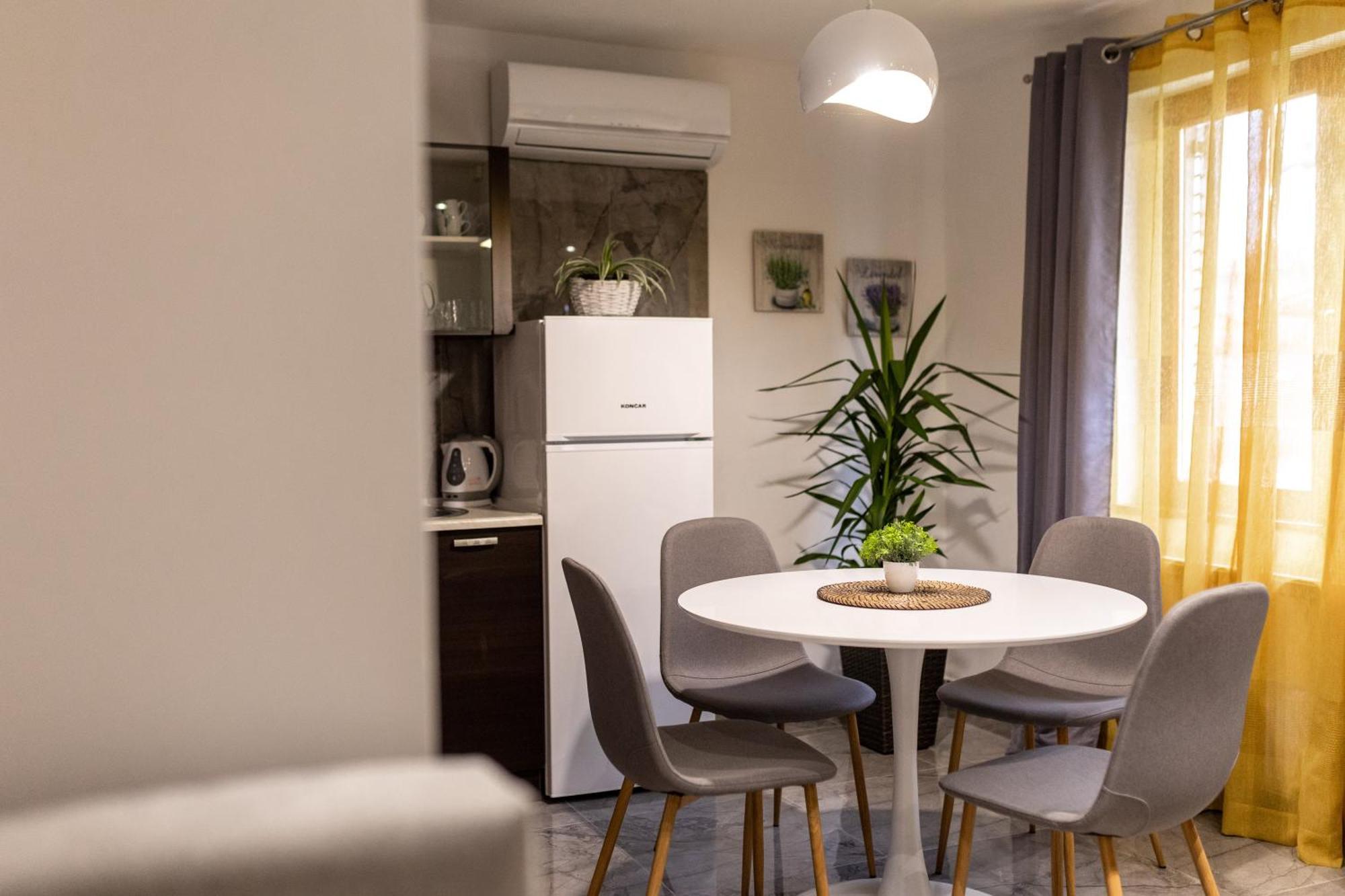 Studio Apartman Planb, Self Check In โอซีเยก ภายนอก รูปภาพ